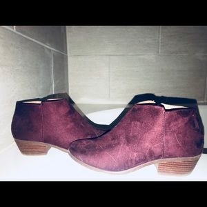 Maroon booties